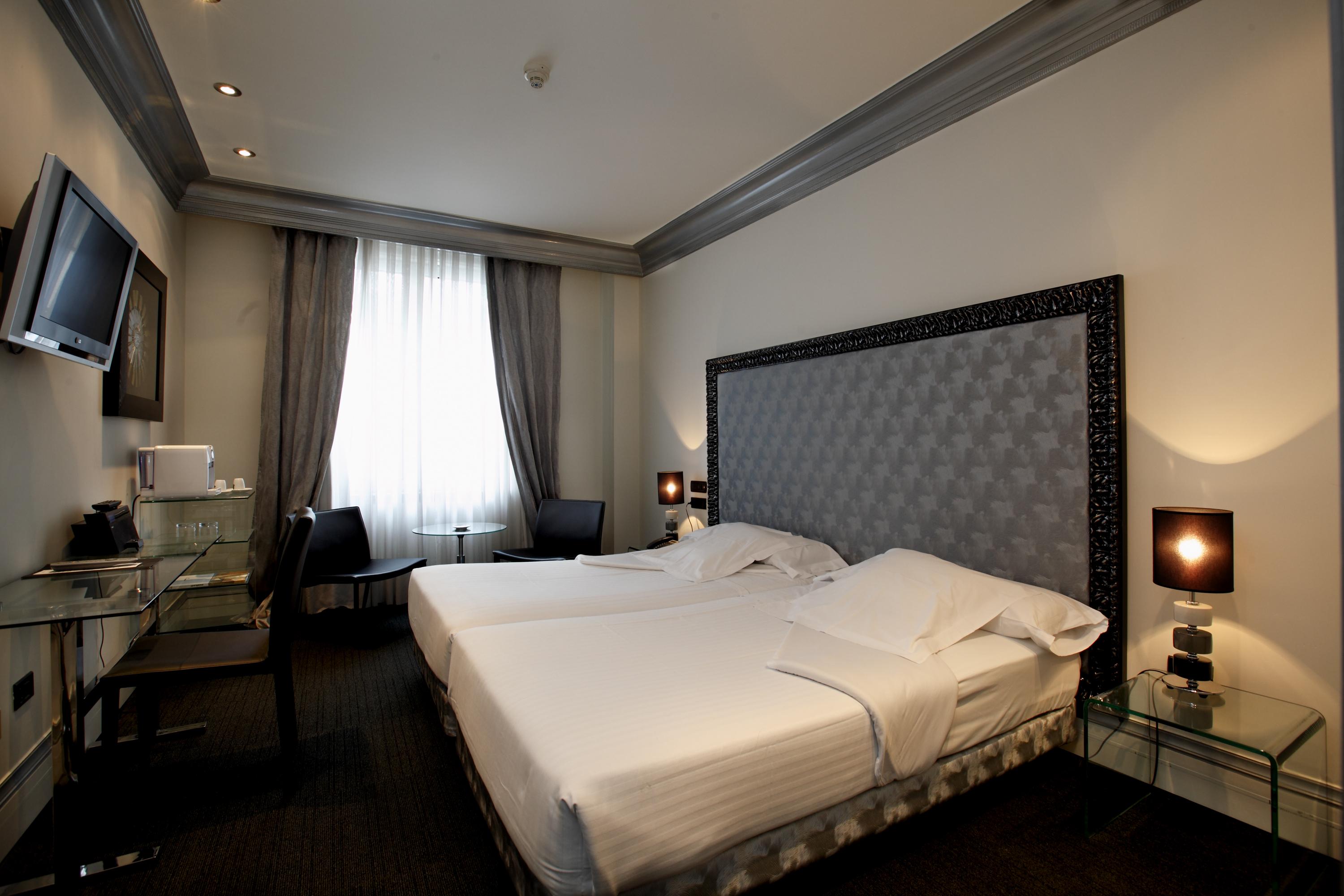 Hotel Lopez De Haro Билбао Екстериор снимка A room at the hotel