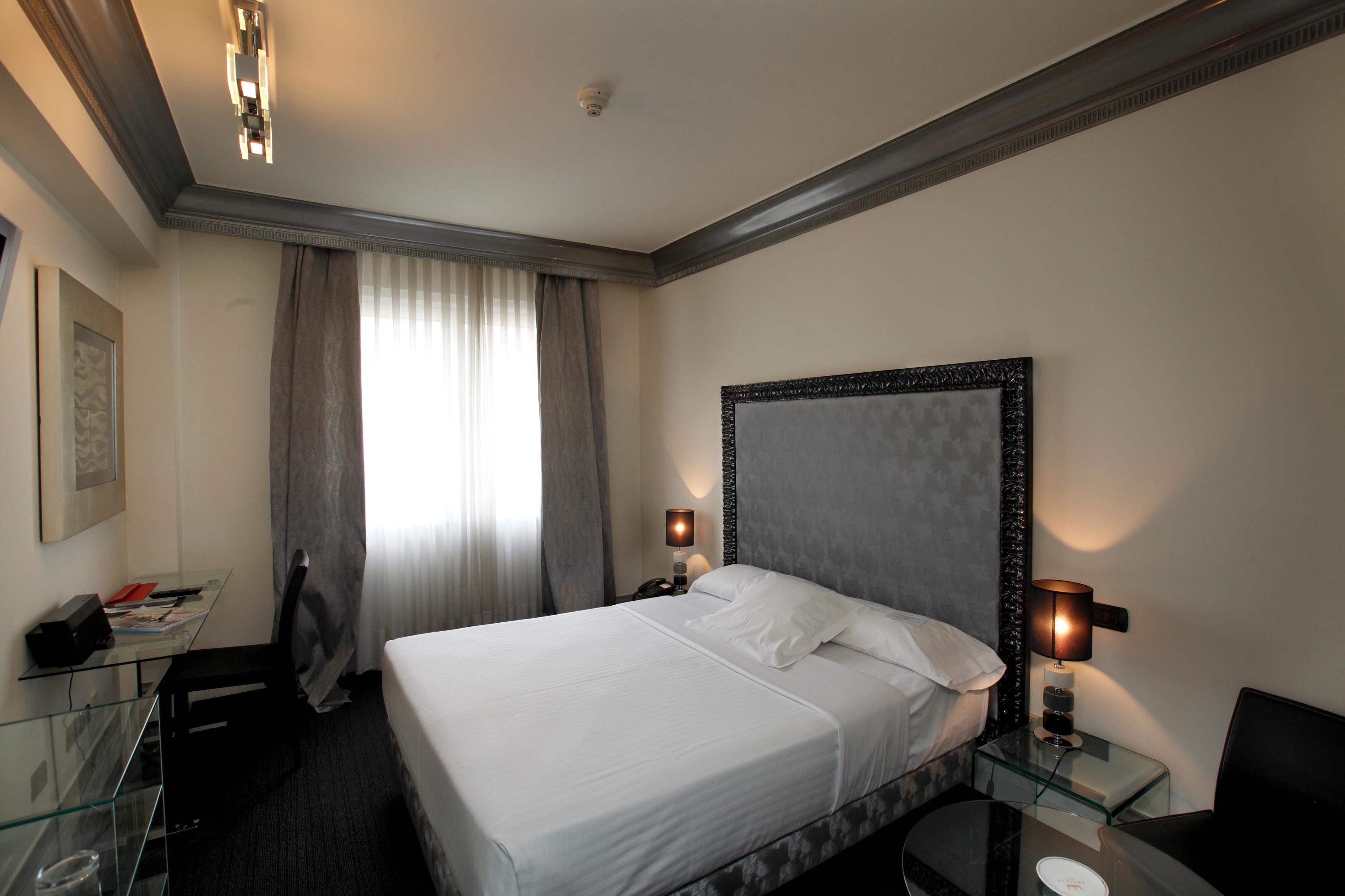 Hotel Lopez De Haro Билбао Екстериор снимка A room at the hotel