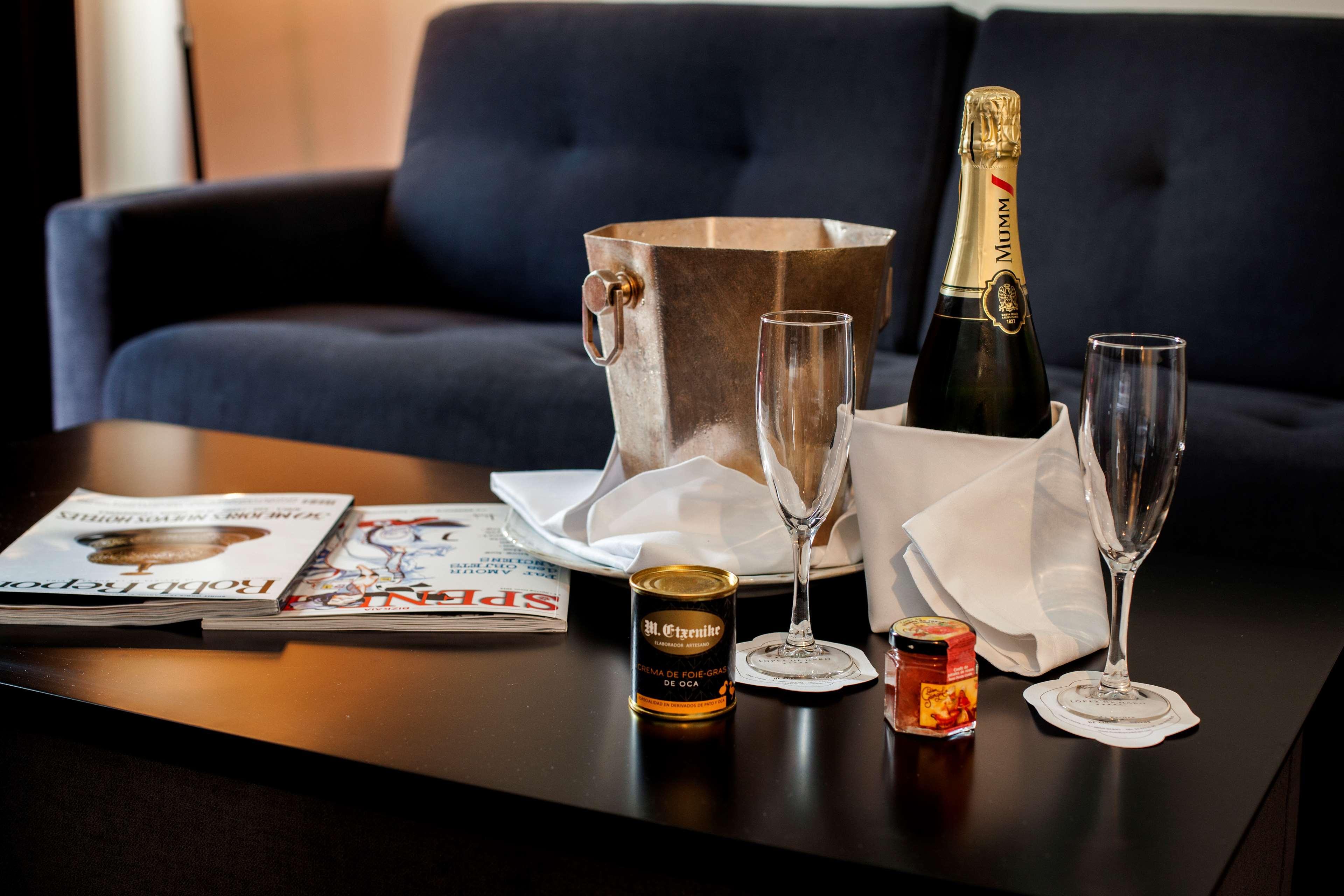Hotel Lopez De Haro Билбао Екстериор снимка Champagne and honey