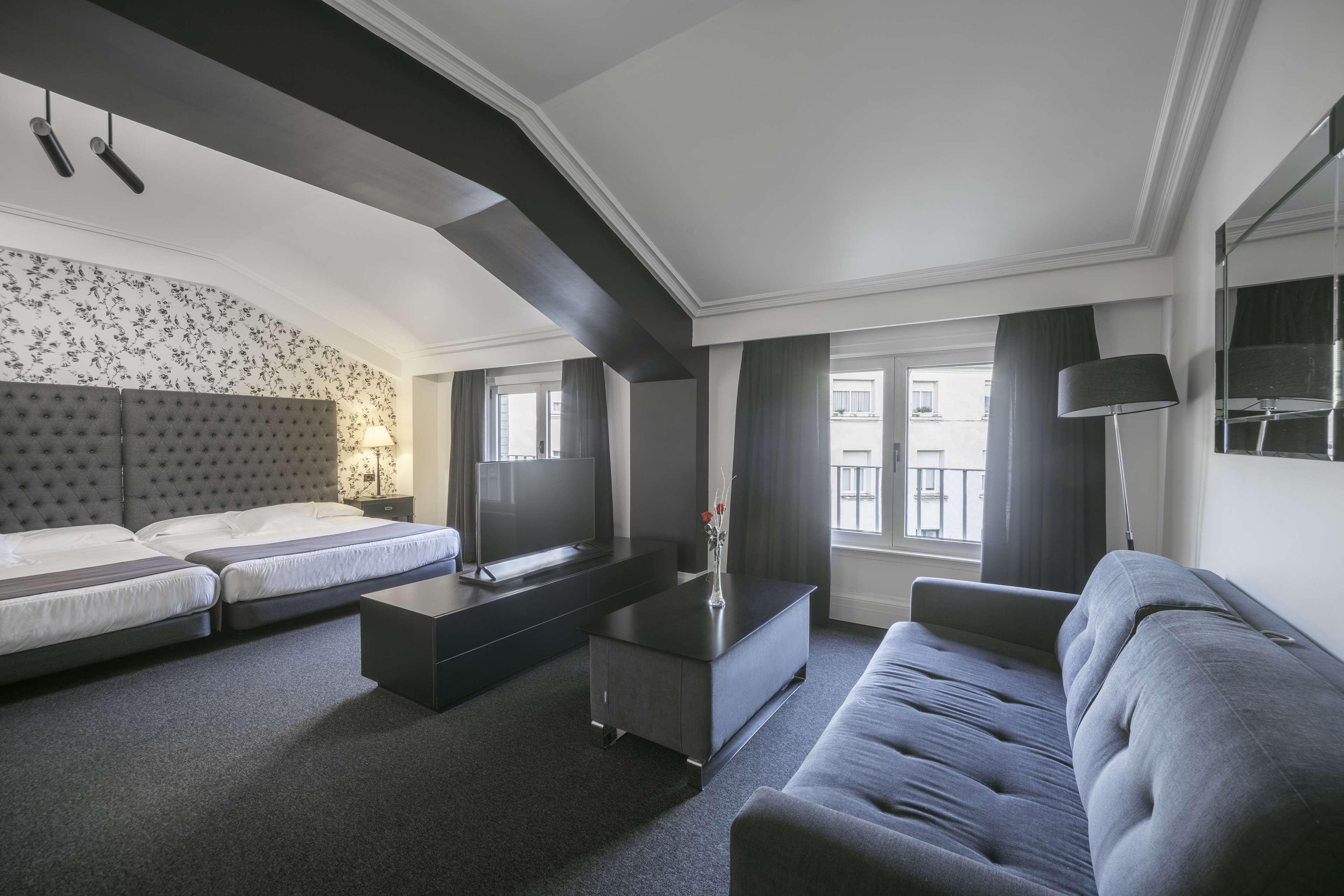 Hotel Lopez De Haro Билбао Екстериор снимка Suite